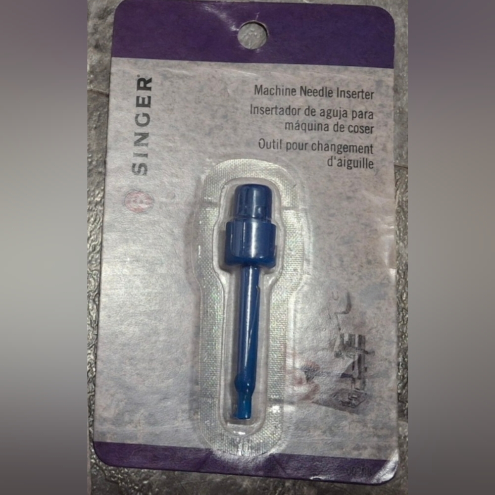 SINGER Sewing Machine Needle Inserter, blue.